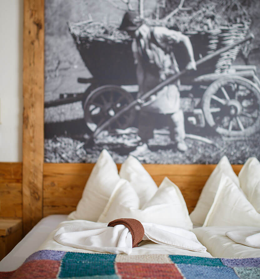 Room - detail of bed with pillow - Hotel Amaten